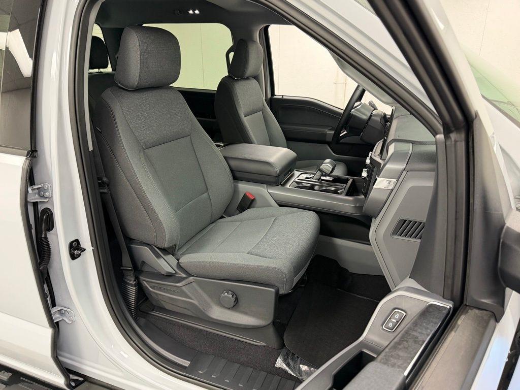 Ford F-150 Lightning  2025