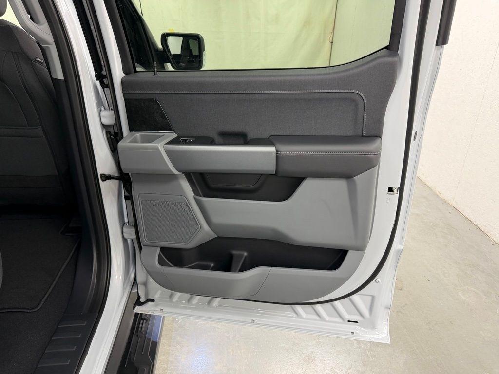 Ford F-150 Lightning  2025