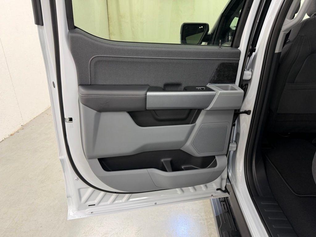 Ford F-150 Lightning  2025