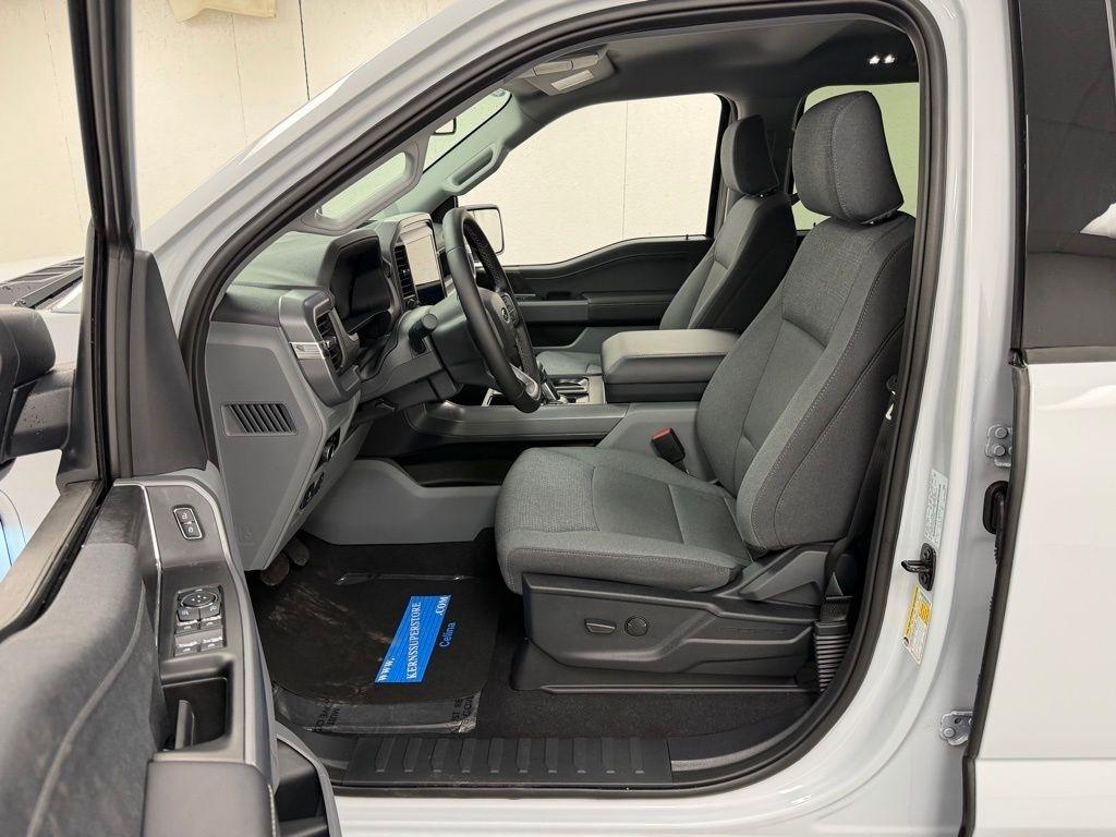 Ford F-150 Lightning  2025