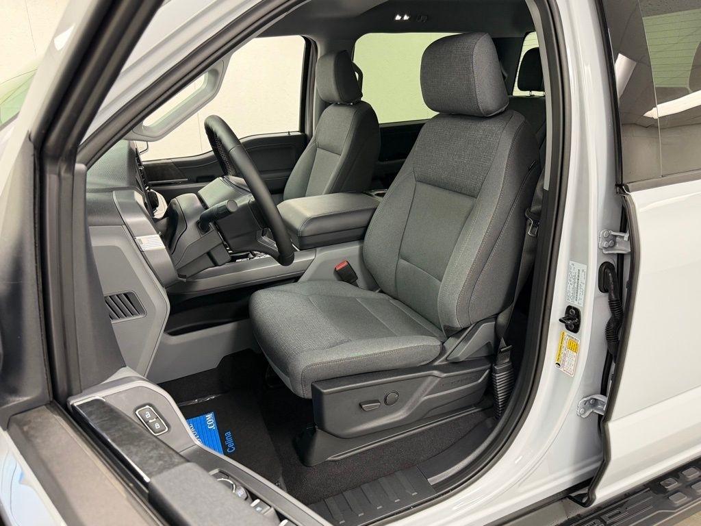 Ford F-150 Lightning  2025