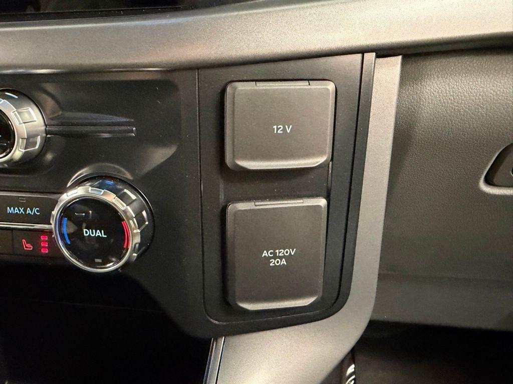 Ford F-150 Lightning  2025