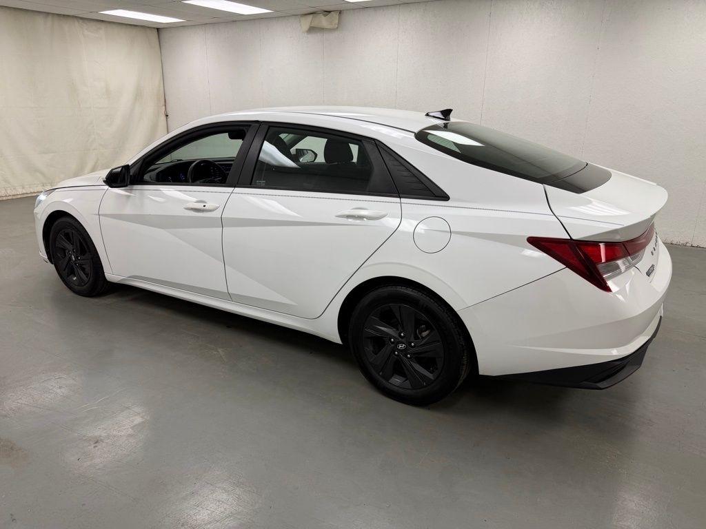 Hyundai Elantra  2021