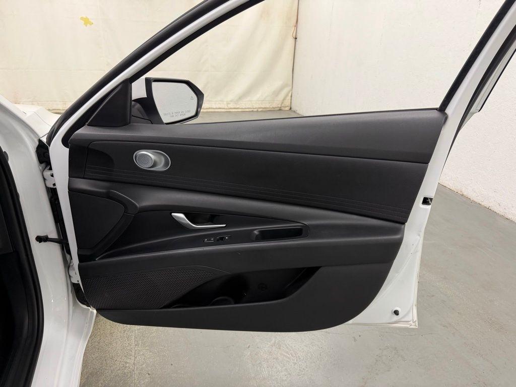 Hyundai Elantra  2021