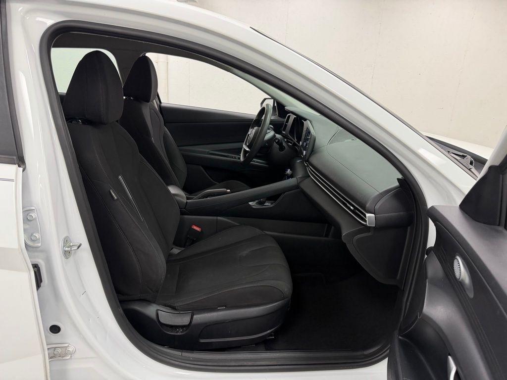 Hyundai Elantra  2021