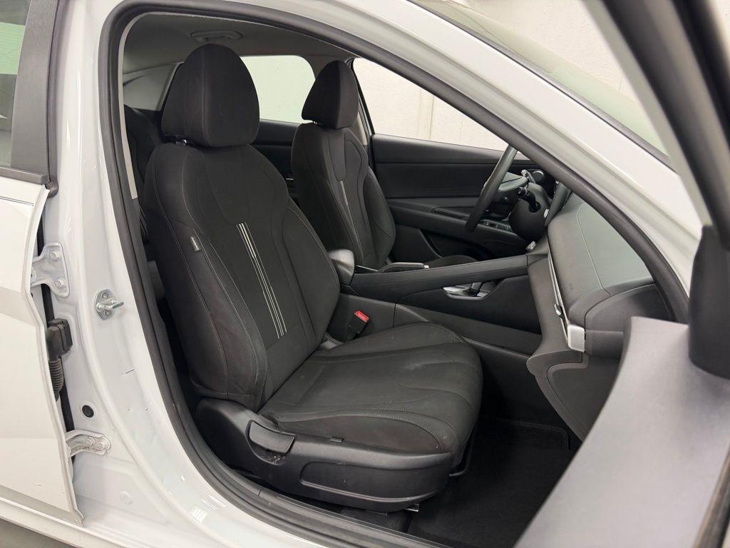 Hyundai Elantra  2021