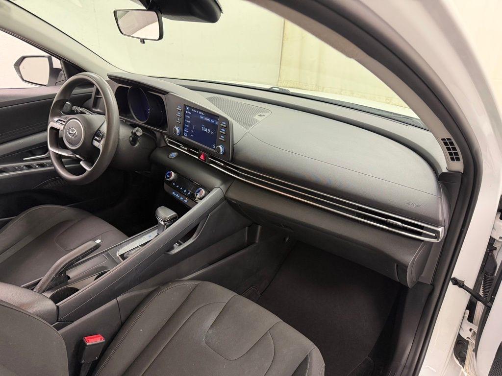 Hyundai Elantra  2021