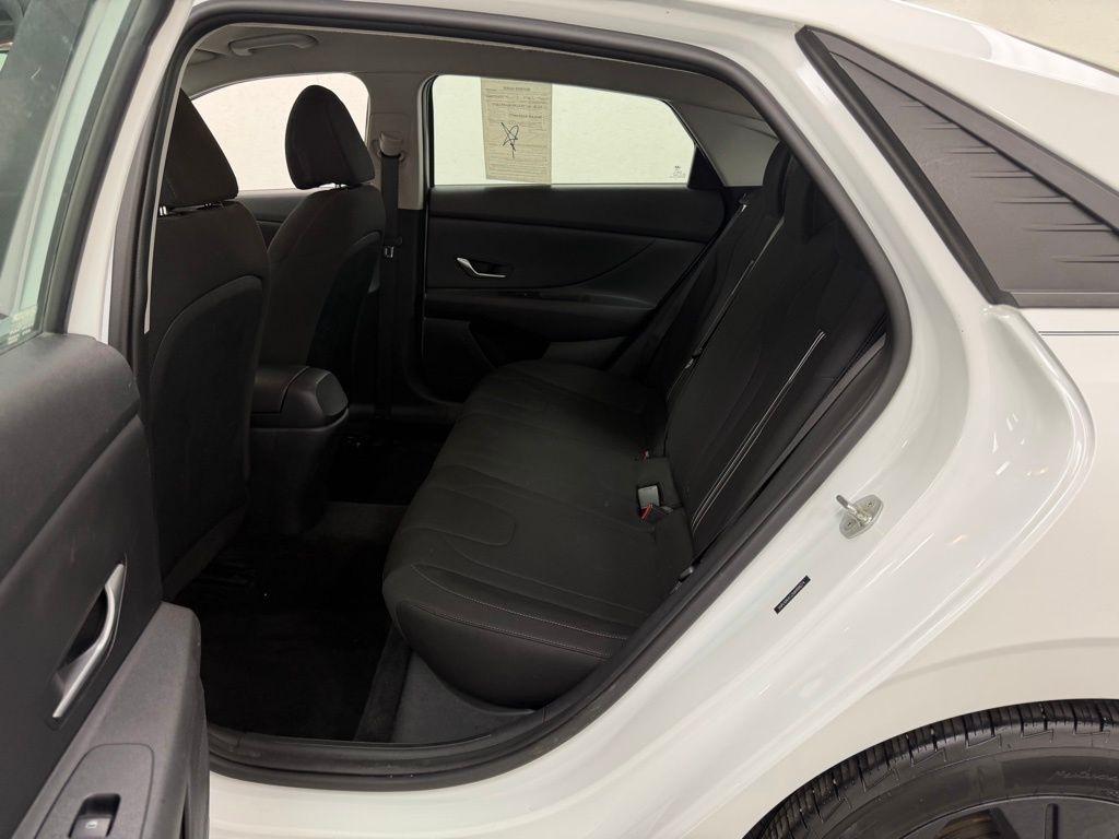 Hyundai Elantra  2021