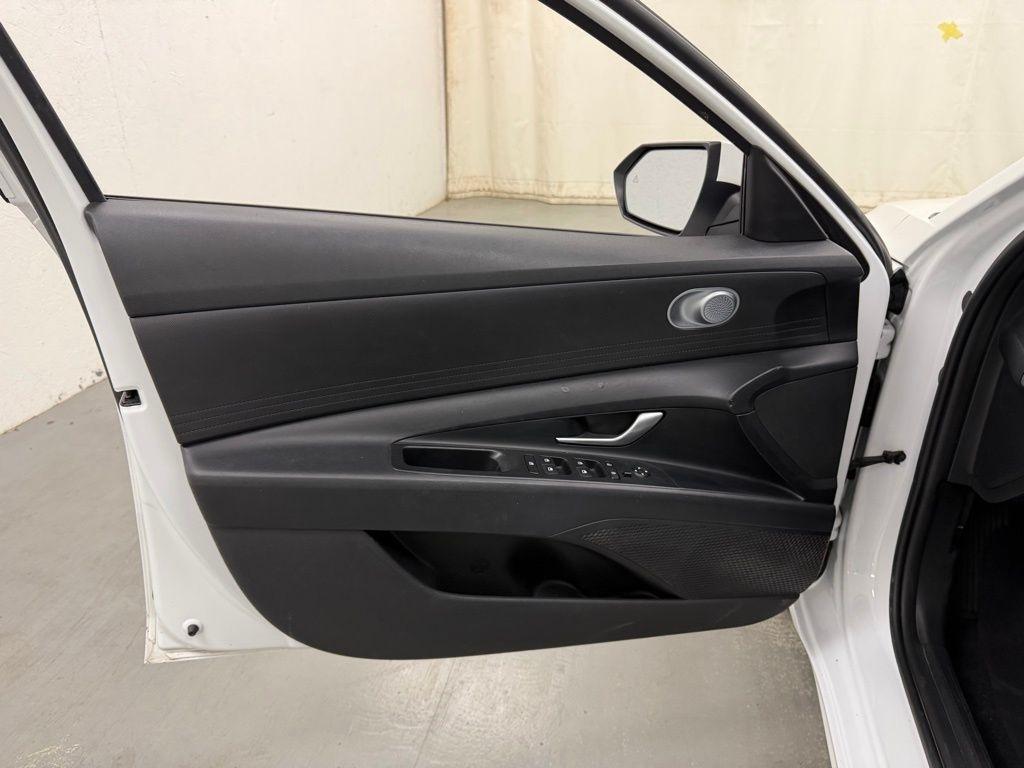 Hyundai Elantra  2021