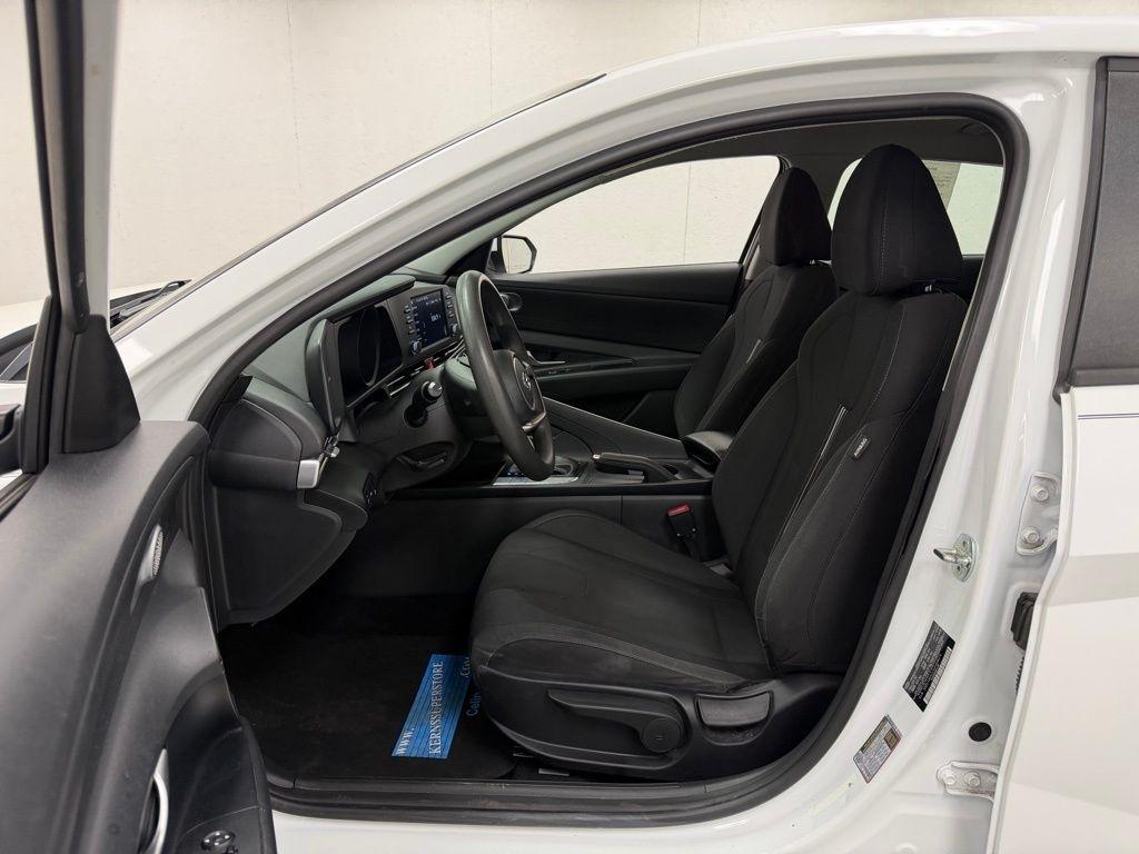 Hyundai Elantra  2021