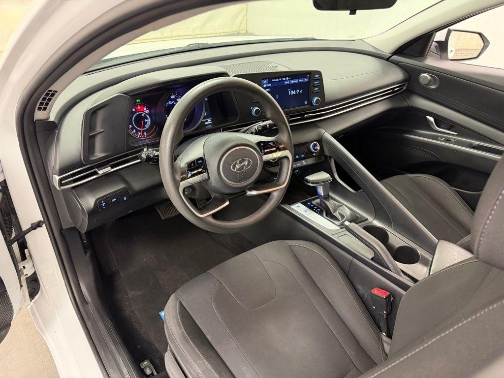 Hyundai Elantra  2021