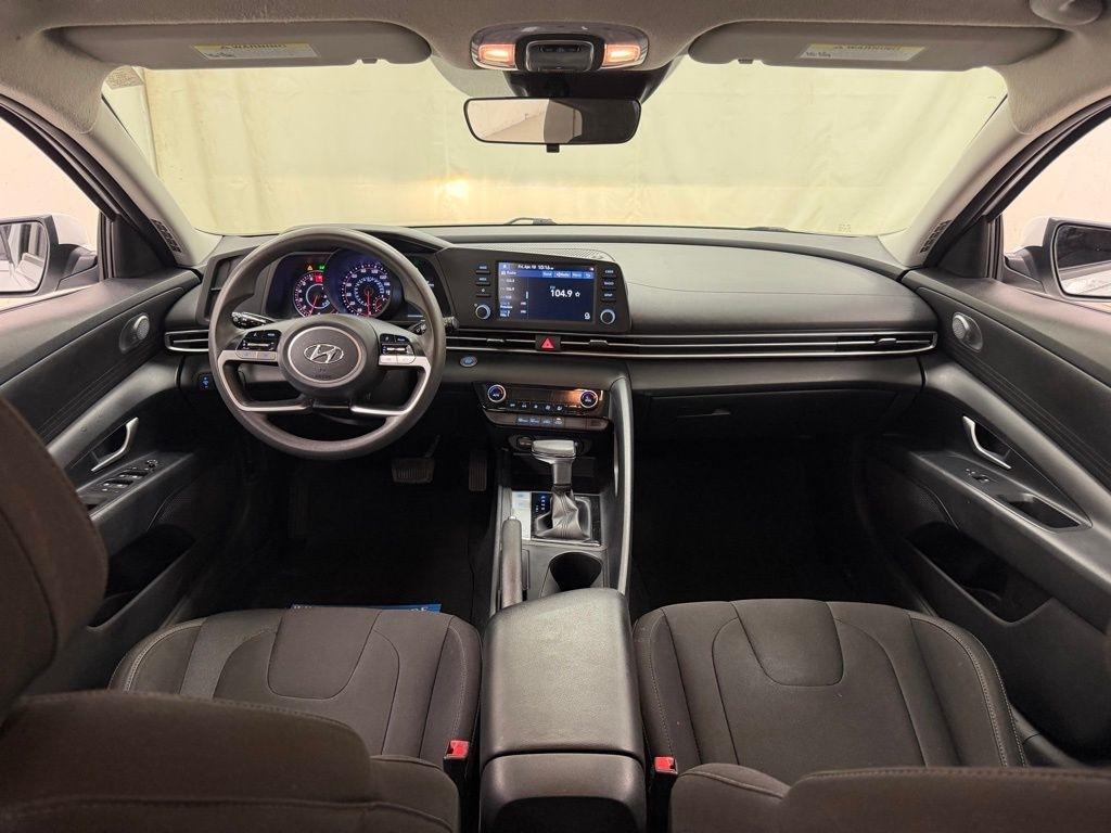 Hyundai Elantra  2021