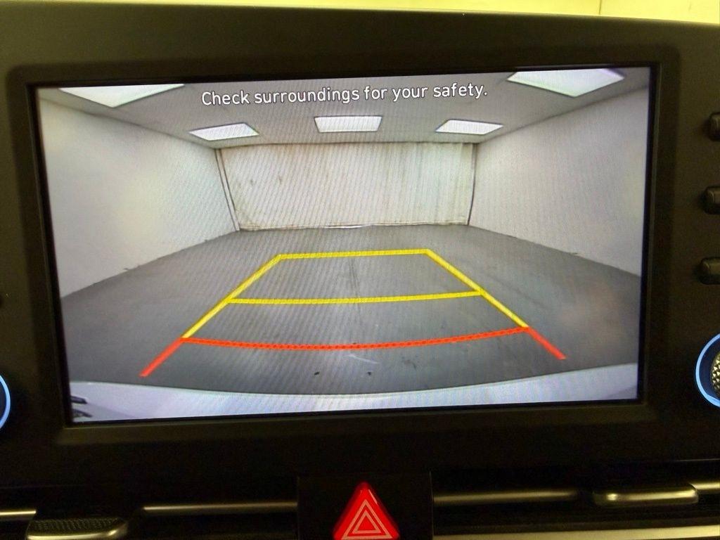 Hyundai Elantra  2021