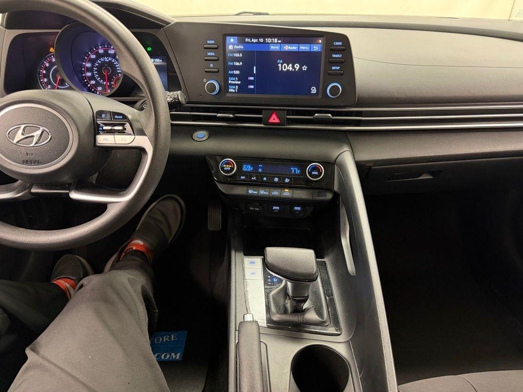 Hyundai Elantra  2021