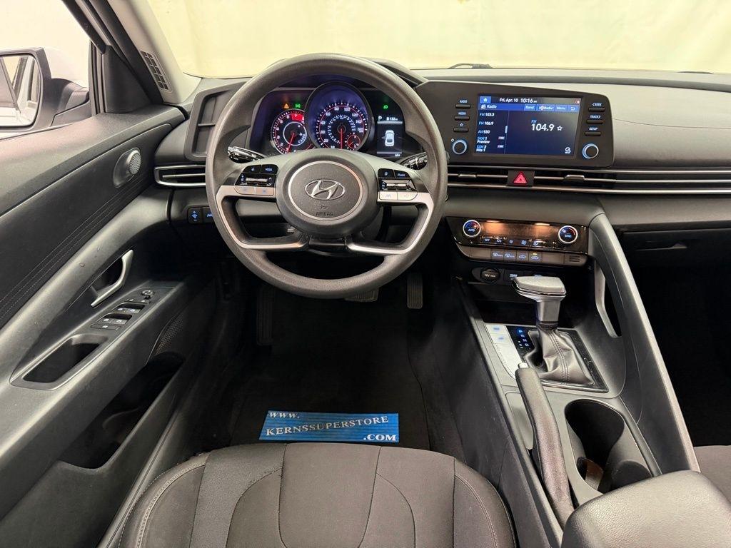 Hyundai Elantra  2021