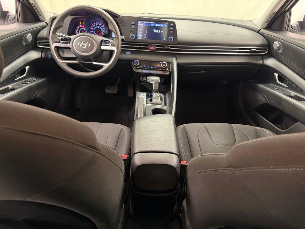 Hyundai Elantra  2021