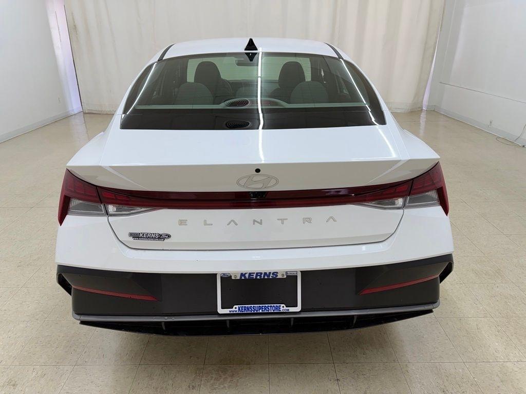 Hyundai Elantra  2025