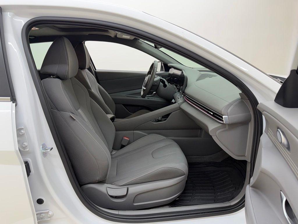 Hyundai Elantra  2025
