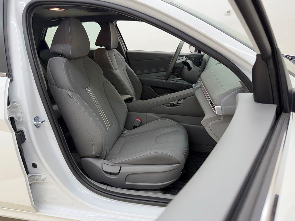 Hyundai Elantra  2025