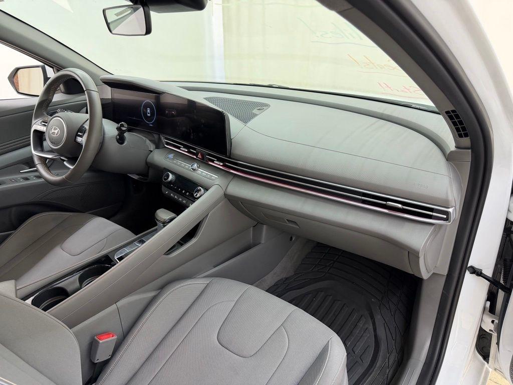 Hyundai Elantra  2025