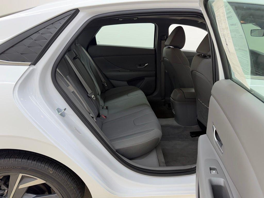 Hyundai Elantra  2025