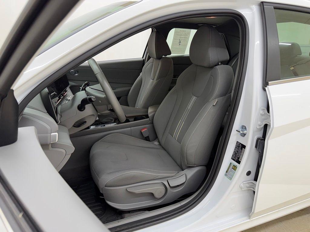 Hyundai Elantra  2025