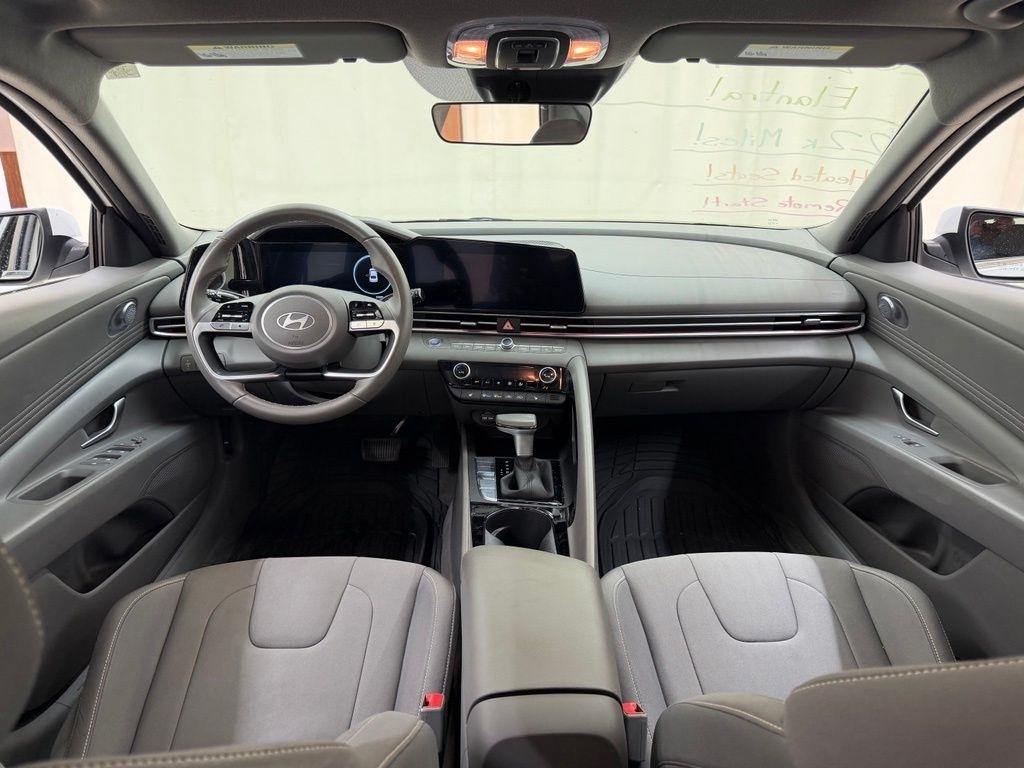 Hyundai Elantra  2025
