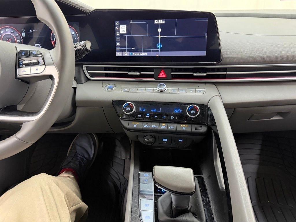 Hyundai Elantra  2025
