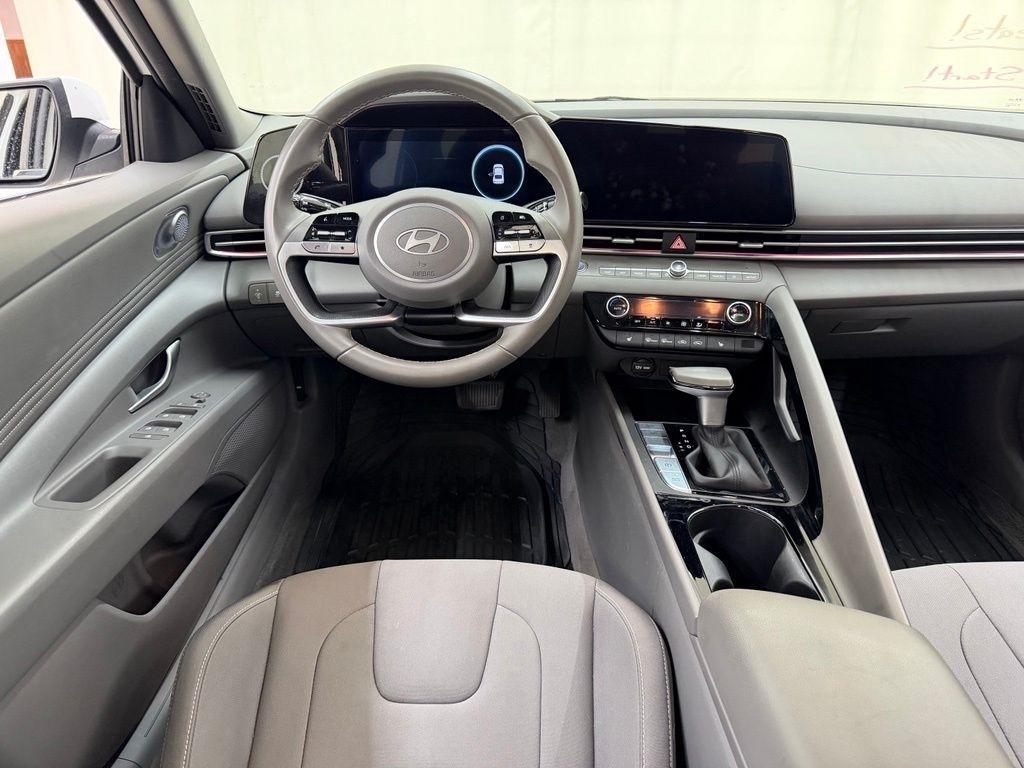 Hyundai Elantra  2025