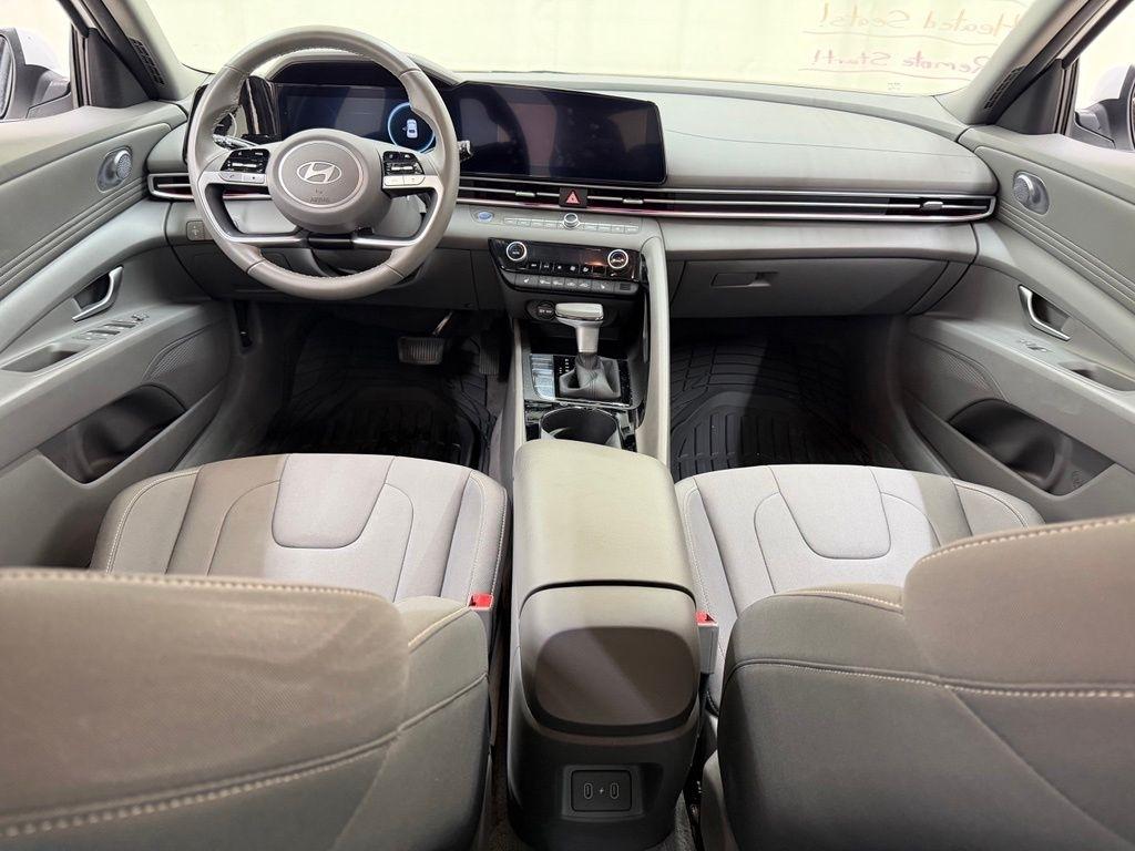 Hyundai Elantra  2025