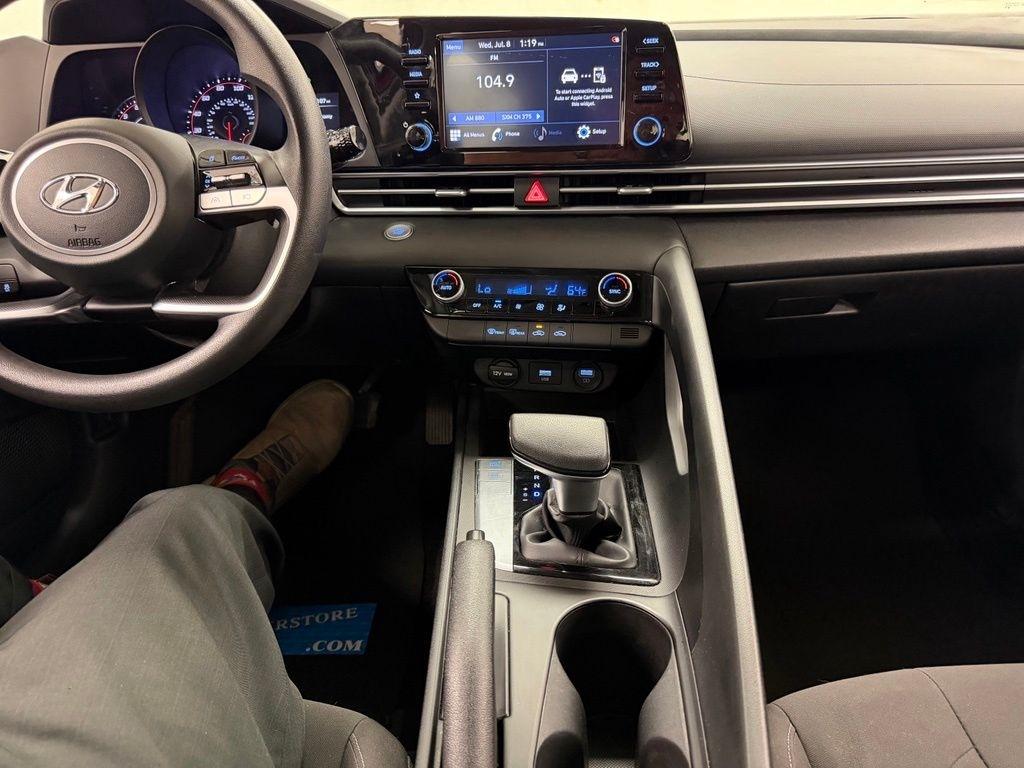 Hyundai Elantra  2022