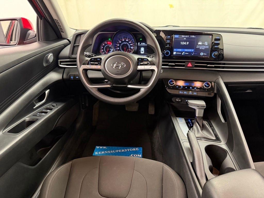 Hyundai Elantra  2022