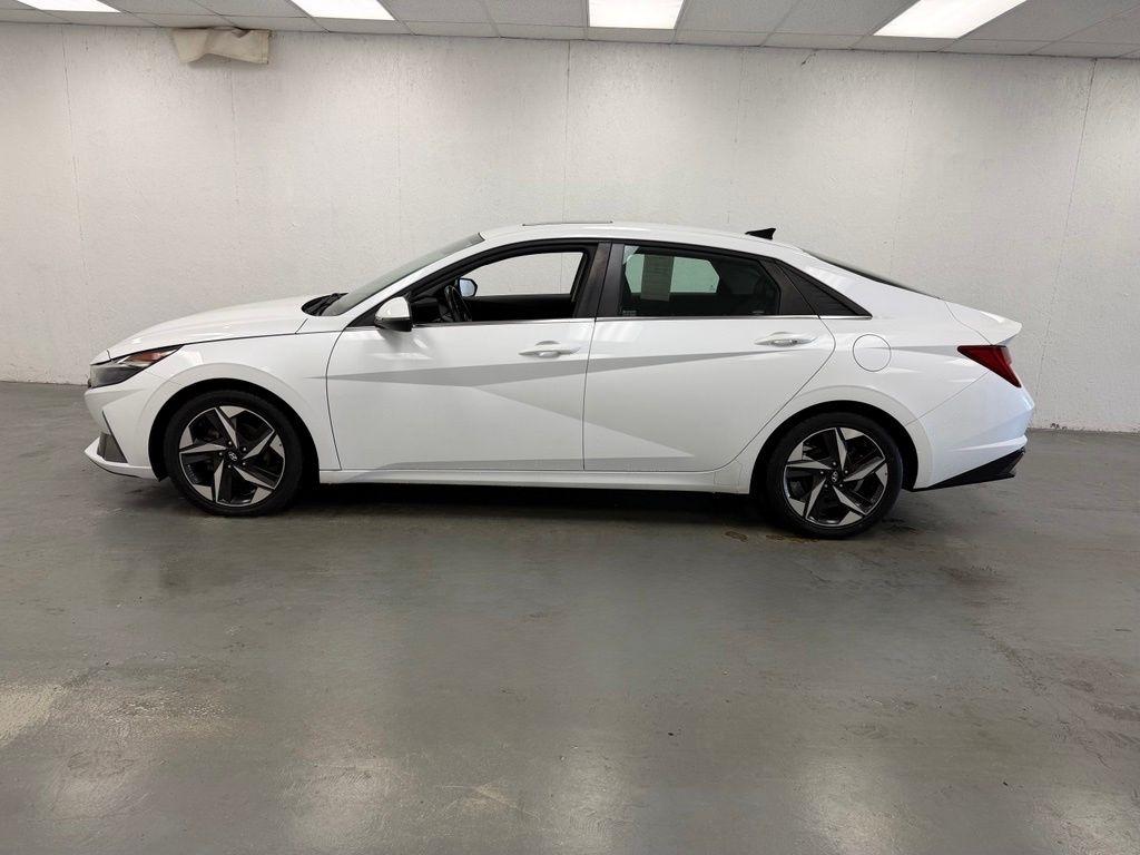 Hyundai Elantra  2021