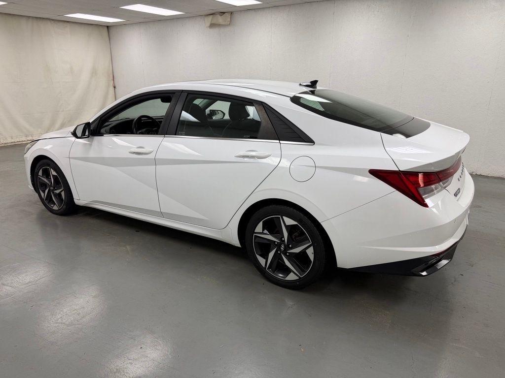 Hyundai Elantra  2021