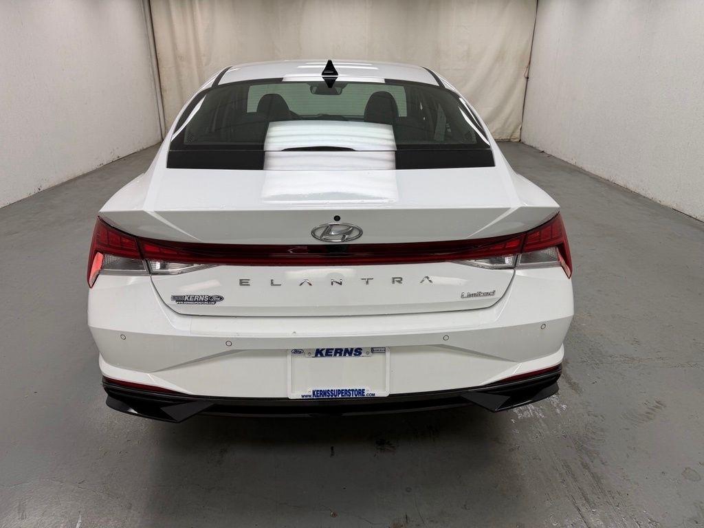 Hyundai Elantra  2021