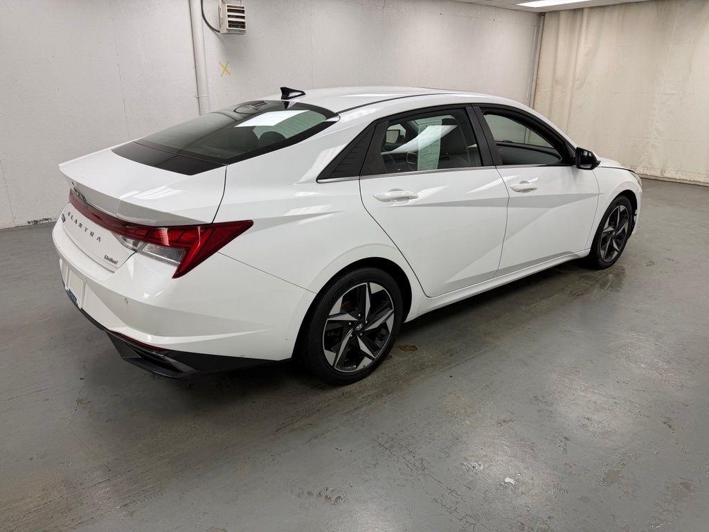 Hyundai Elantra  2021