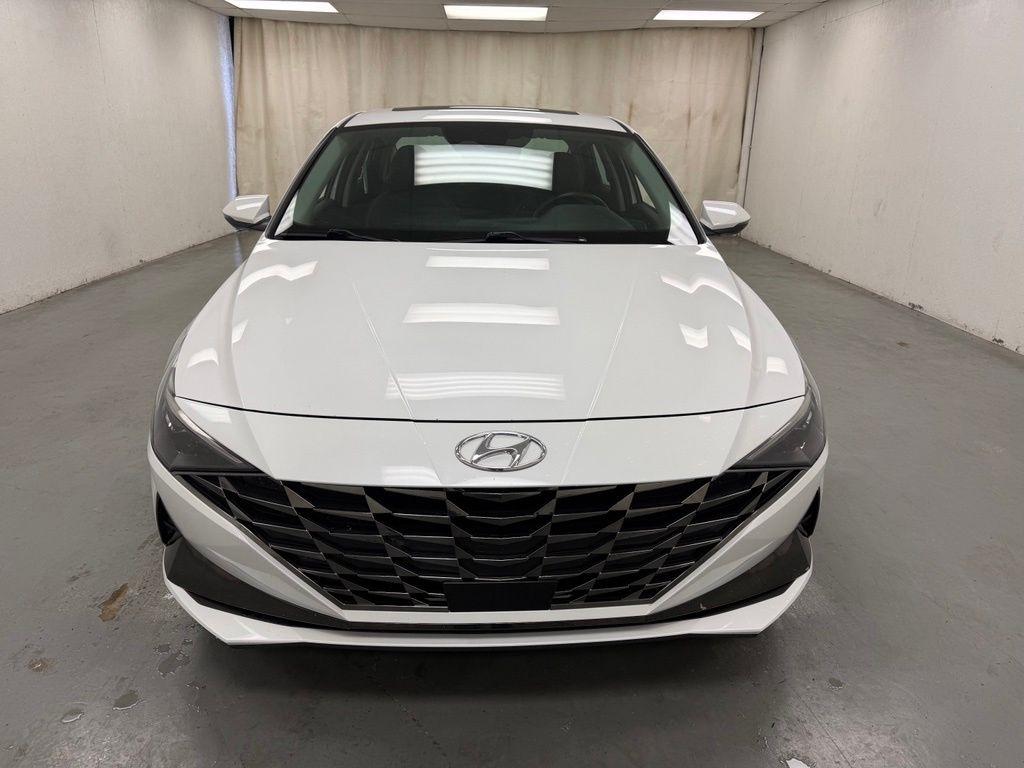 Hyundai Elantra  2021