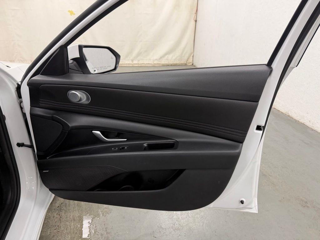 Hyundai Elantra  2021