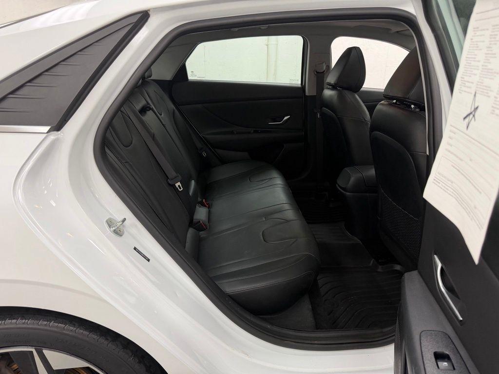 Hyundai Elantra  2021