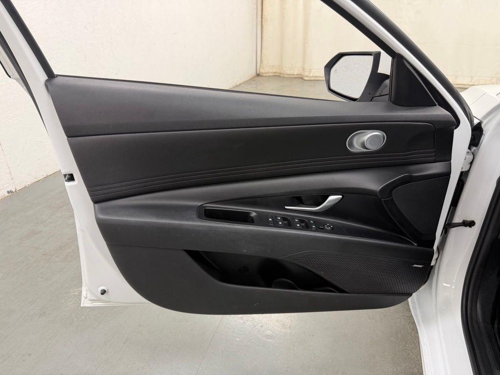 Hyundai Elantra  2021
