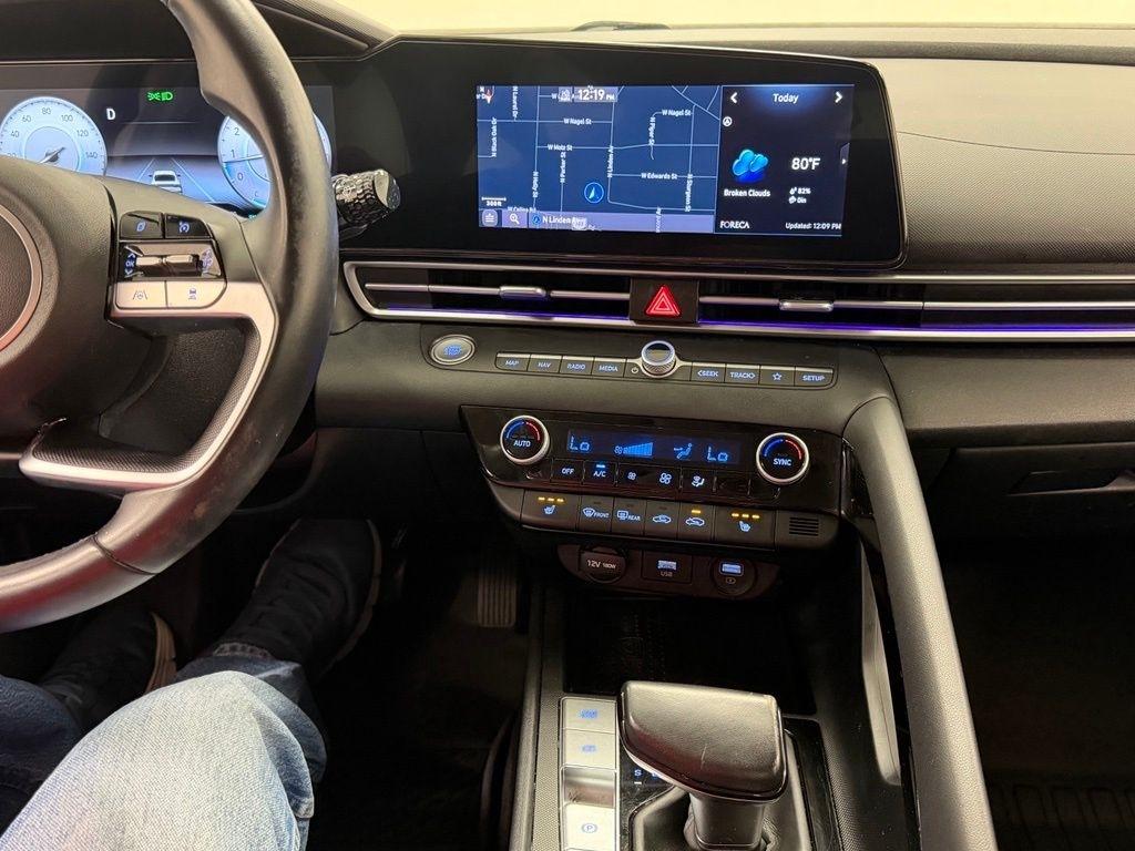 Hyundai Elantra  2021