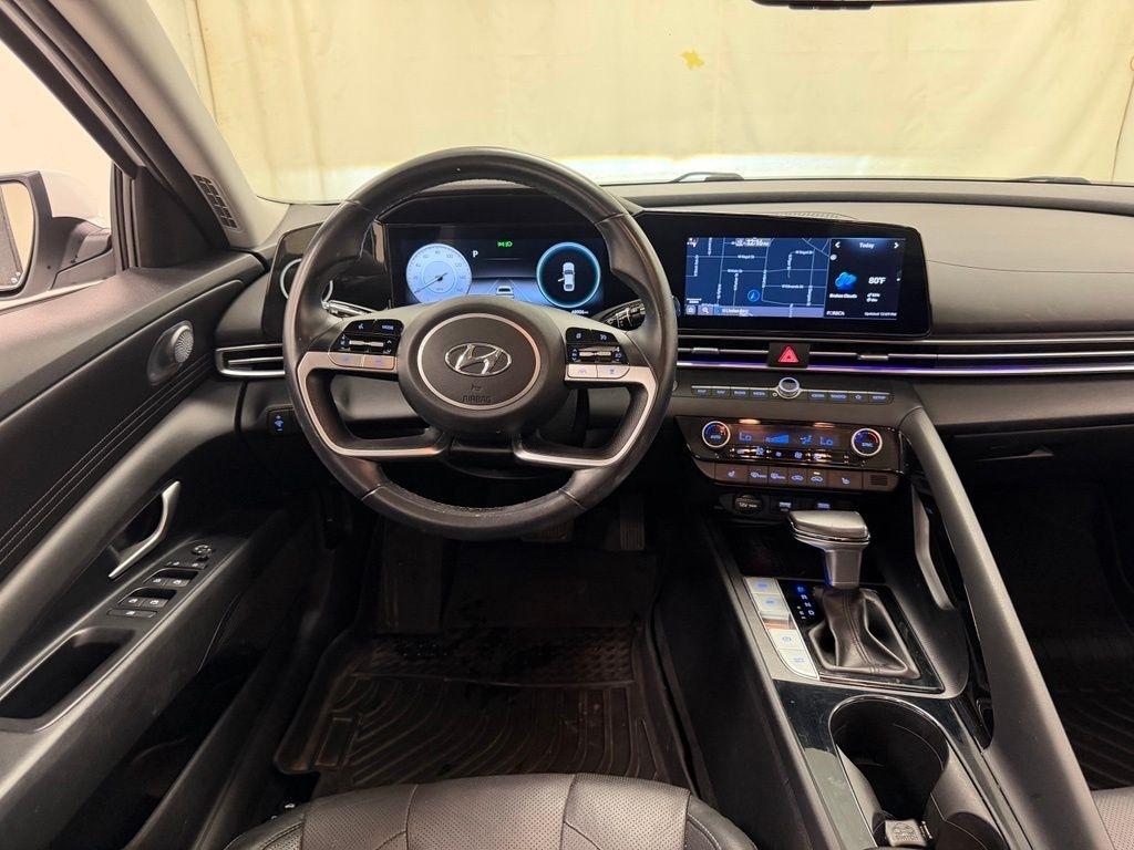 Hyundai Elantra  2021