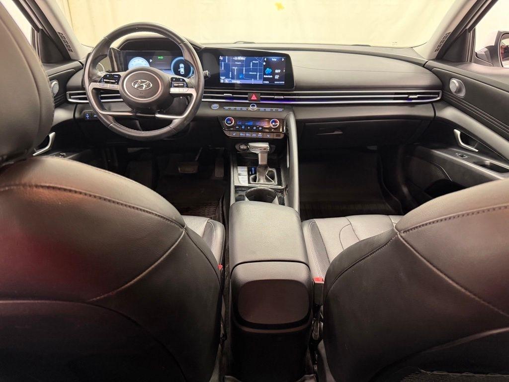 Hyundai Elantra  2021