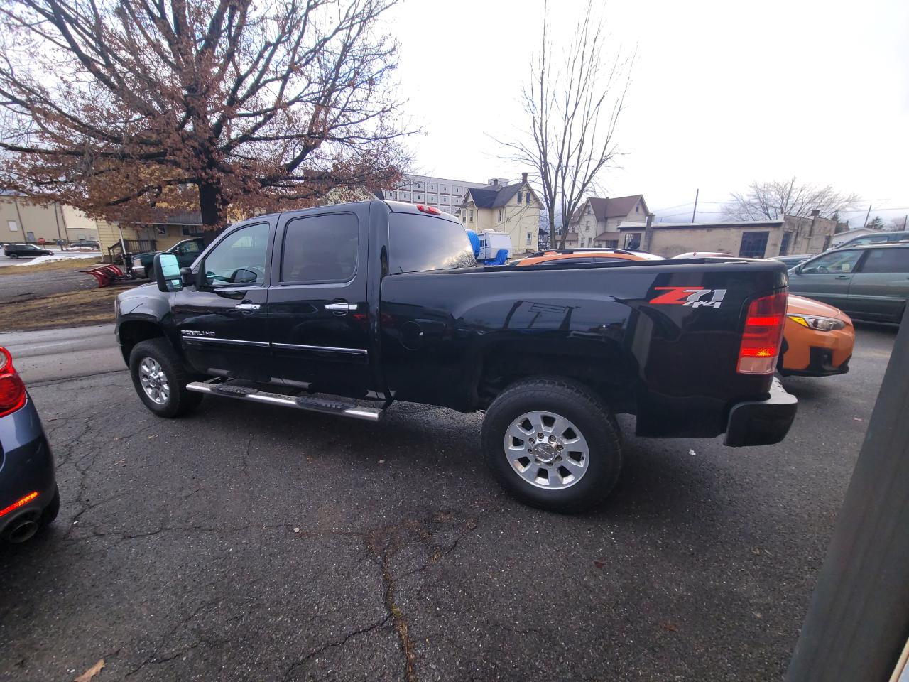 GMC Sierra 3500HD Denali Crew Cab SRW 4WD 2012