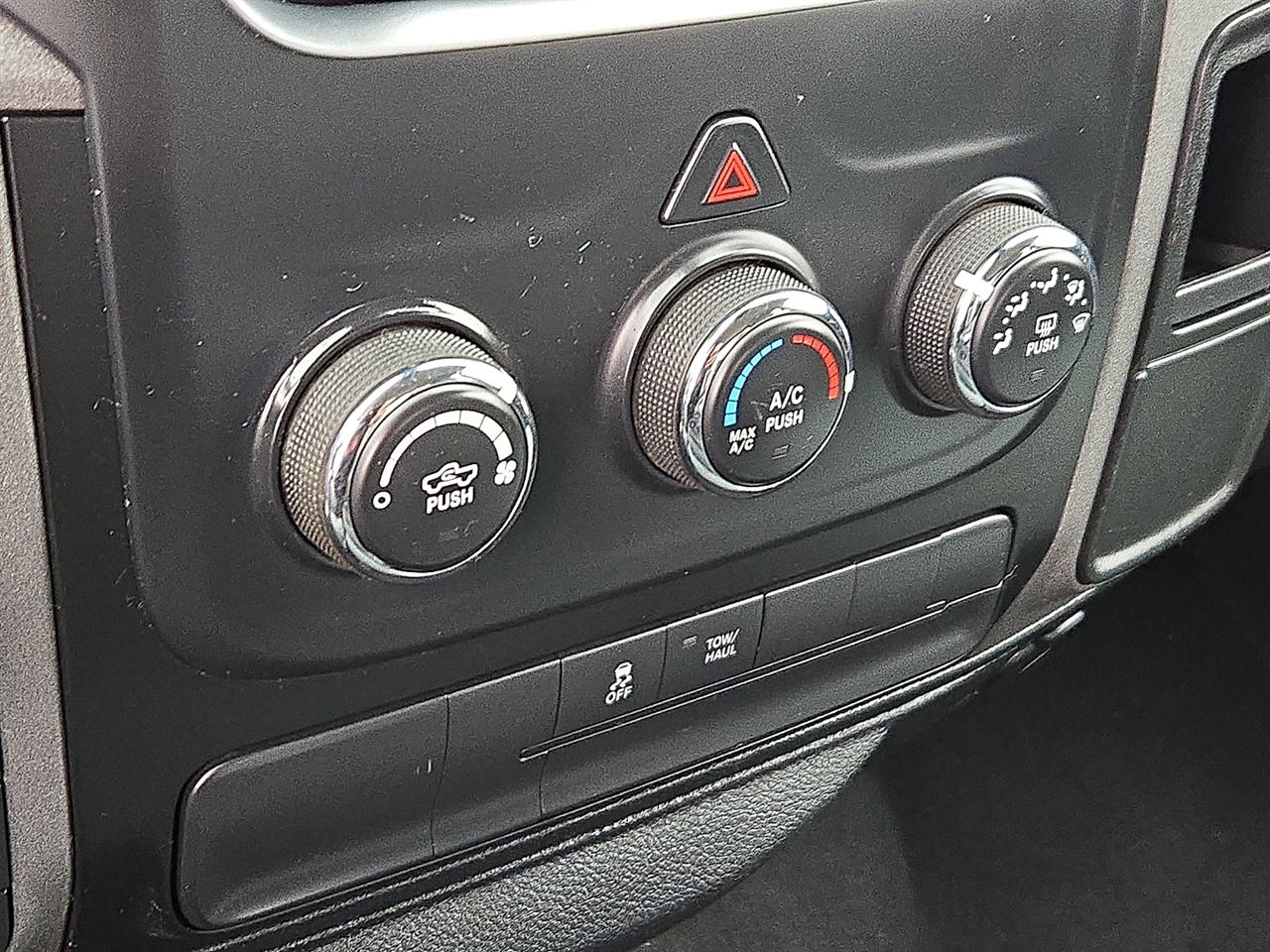 RAM 1500 Tradesman Quad Cab 4WD 2016