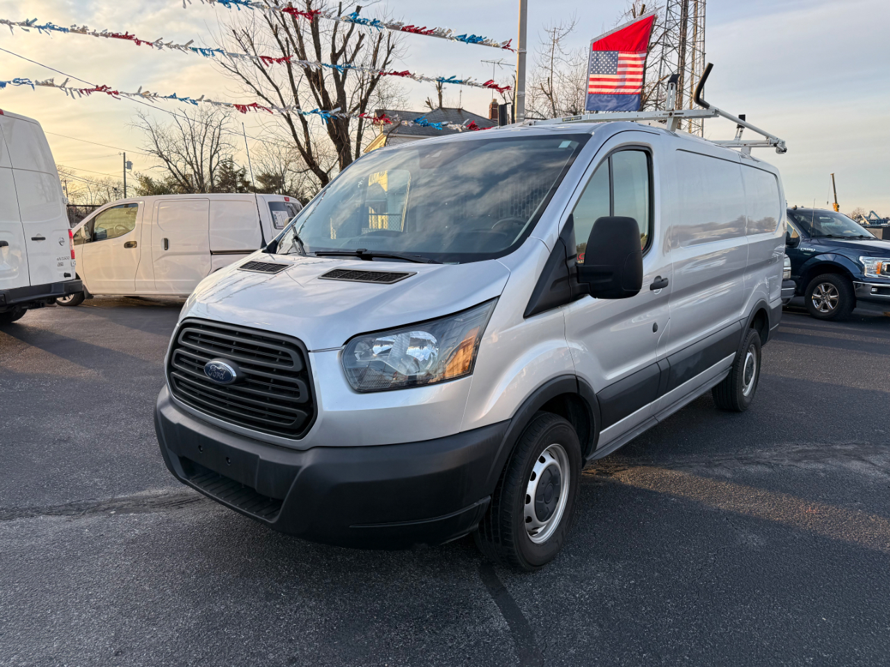 Ford Transit 250 Van Low Roof w/Sliding Pass. 130-in. WB 2019