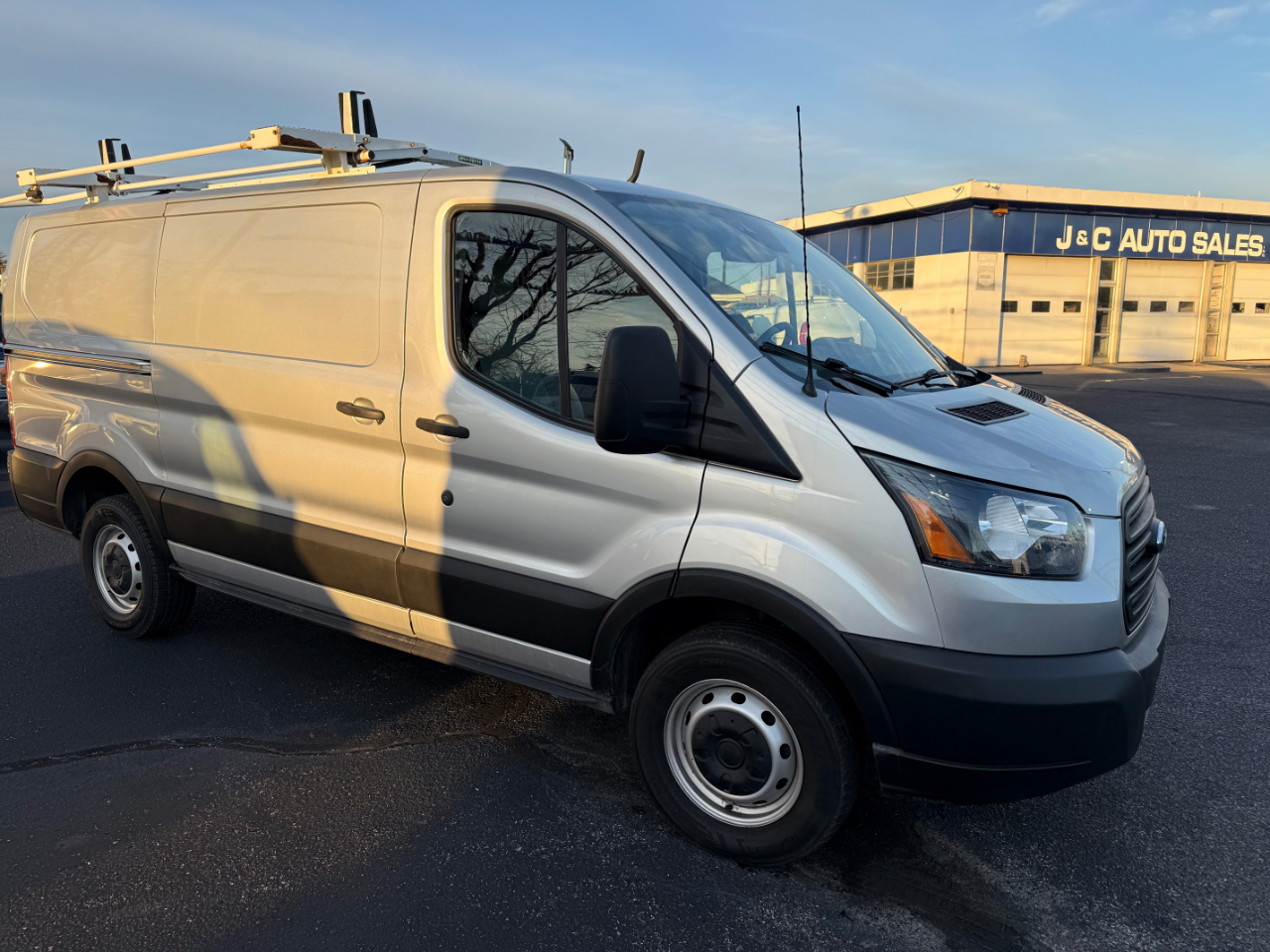 Ford Transit 250 Van Low Roof w/Sliding Pass. 130-in. WB 2019