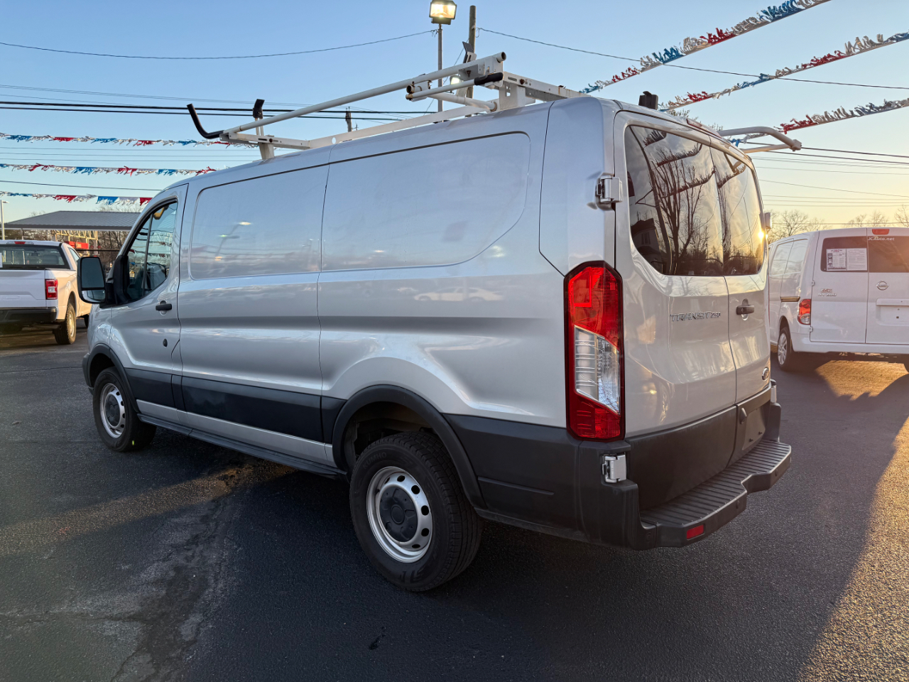 Ford Transit 250 Van Low Roof w/Sliding Pass. 130-in. WB 2019