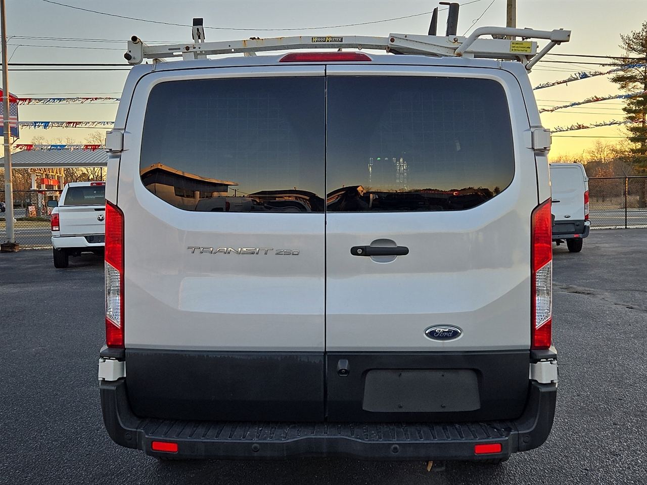 Ford Transit 250 Van Low Roof w/Sliding Pass. 130-in. WB 2019