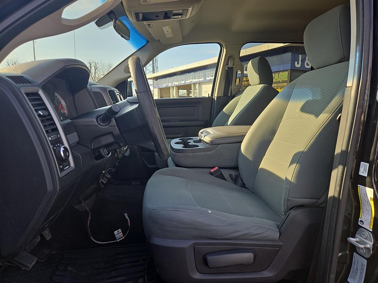 RAM 1500 Tradesman Crew Cab SWB 4WD 2017